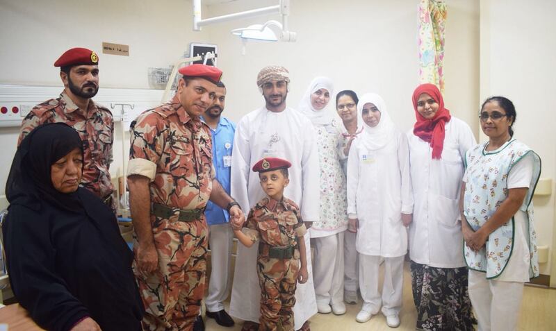 بالصور: قيادة الجيش السلطاني تحقق حلم طفل في المستشفى السلطاني