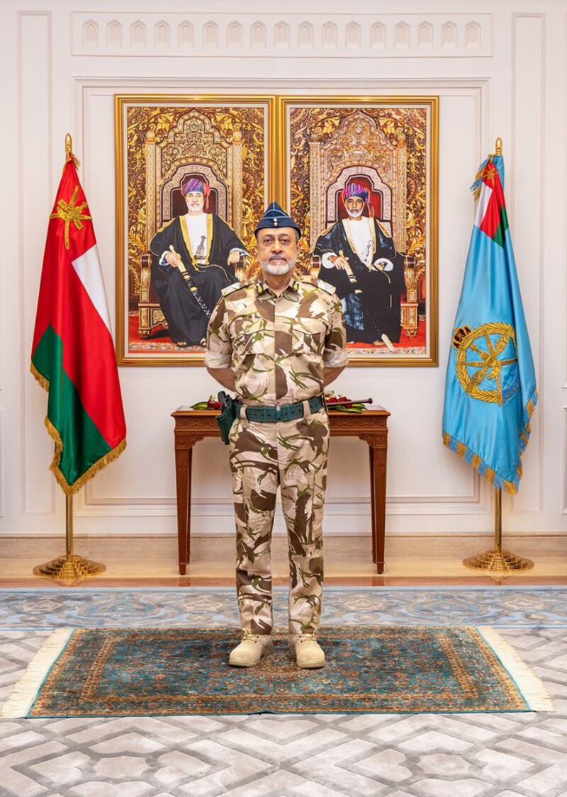 جلالة السلطان يزور قاعدة أدم الجوية