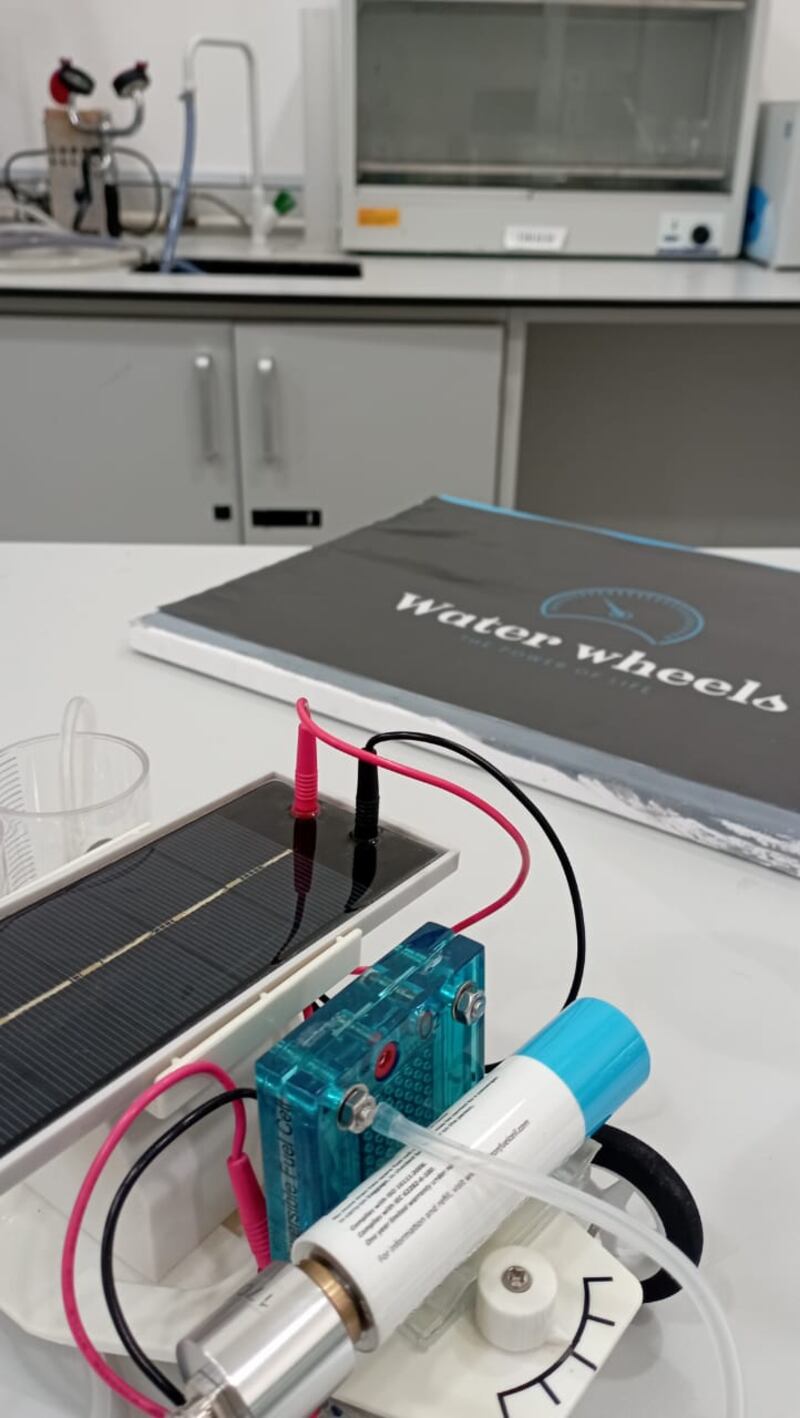 طالبة ذات 18 ربيعًا تبتكر سيارة هيدروجينية تعمل بالماء