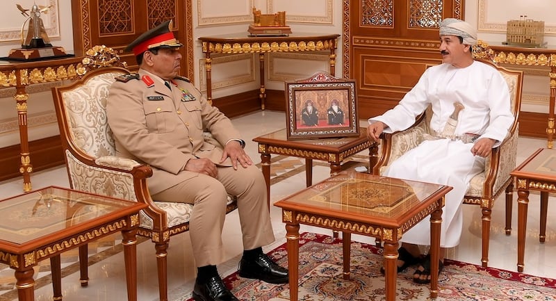 وزير المكتب السلطاني يستقبل مسؤولًا عسكريًا سعوديًا