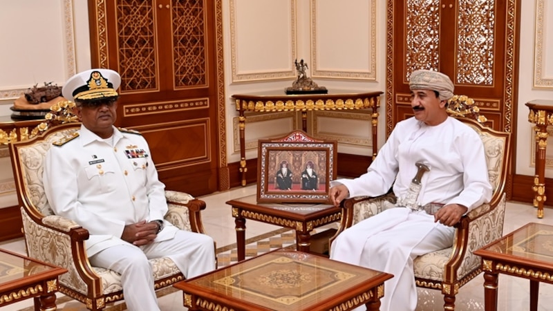 وزير المكتب السلطاني يستقبل وفدًا عسكريًا باكستانيًا
