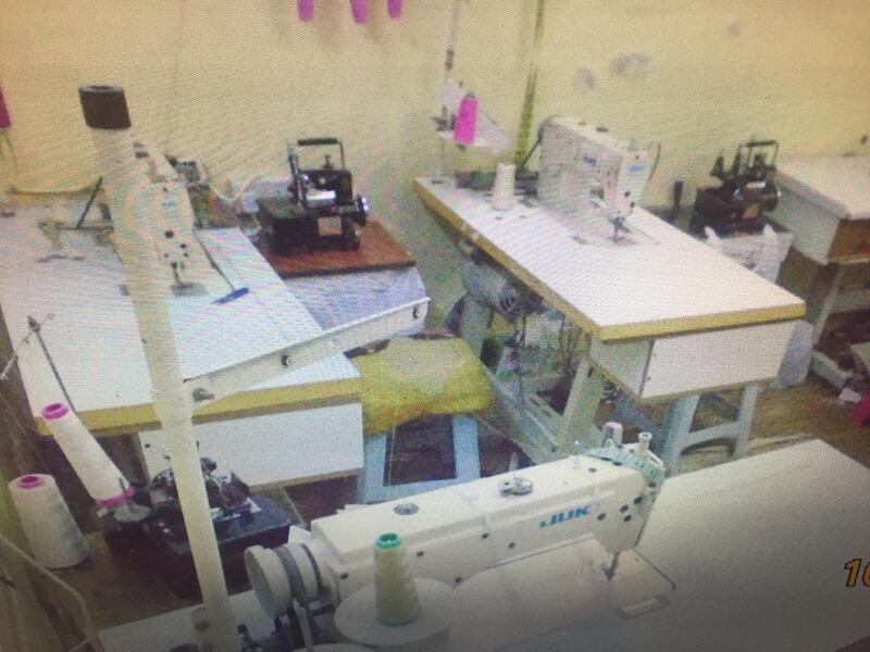 ‏ بالصور: 3 منازل تتحول إلى أماكن للخياطة وتحضير الأطعمة