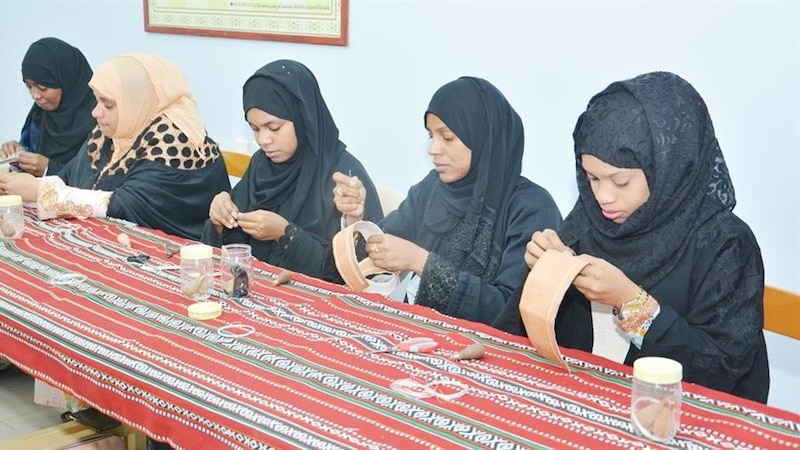 فتيات يتجهن إلى العمل بشغف في حرفة صناعة الفضيات