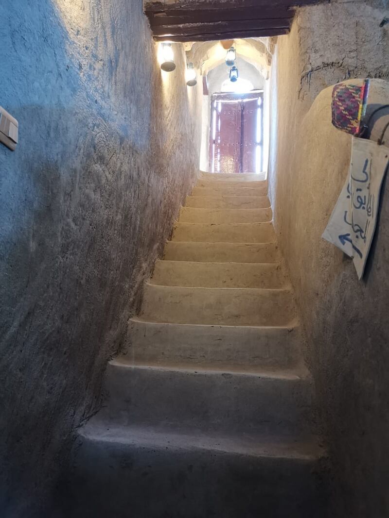 بالصور: عُمانية تُحوّل منزل أسرتها القديم إلى مَعلَمٍ زوّارُه من داخل السلطنة وخارجها