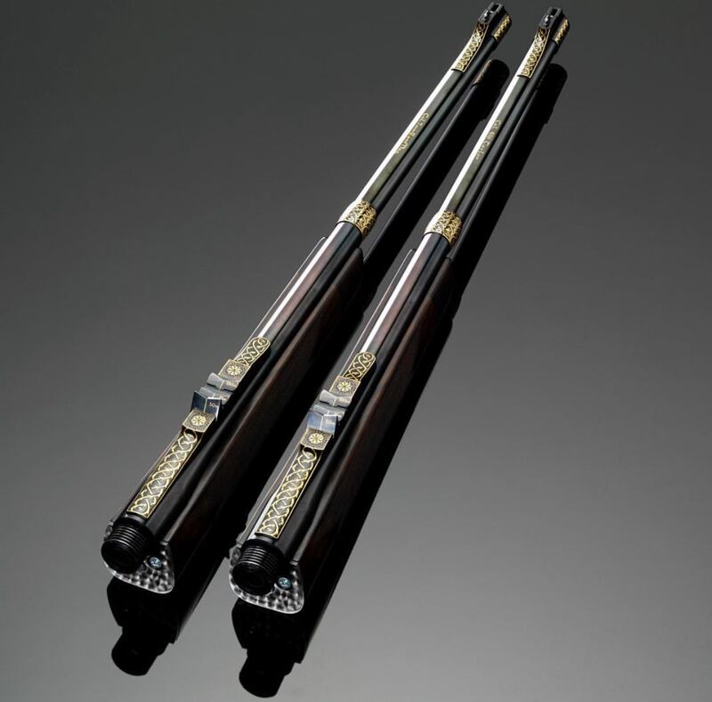 ما حقيقة البندقية التي نُحت عليها صورة السلطان قابوس؟