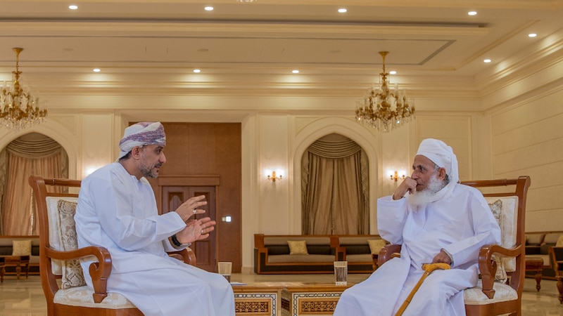 وجّه بالنظر إلى أحوال الناس والإصغاء إليهم: أبرز ما جاء في حوار سماحة الشيخ أحمد الخليلي