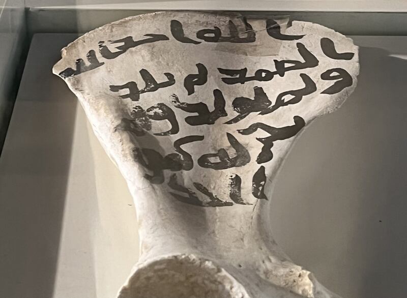 بالصور: محابر عُمانية قديمة ومكاييل نحاسية لوزن الحبوب عليها طغرائية أحد السلاطين