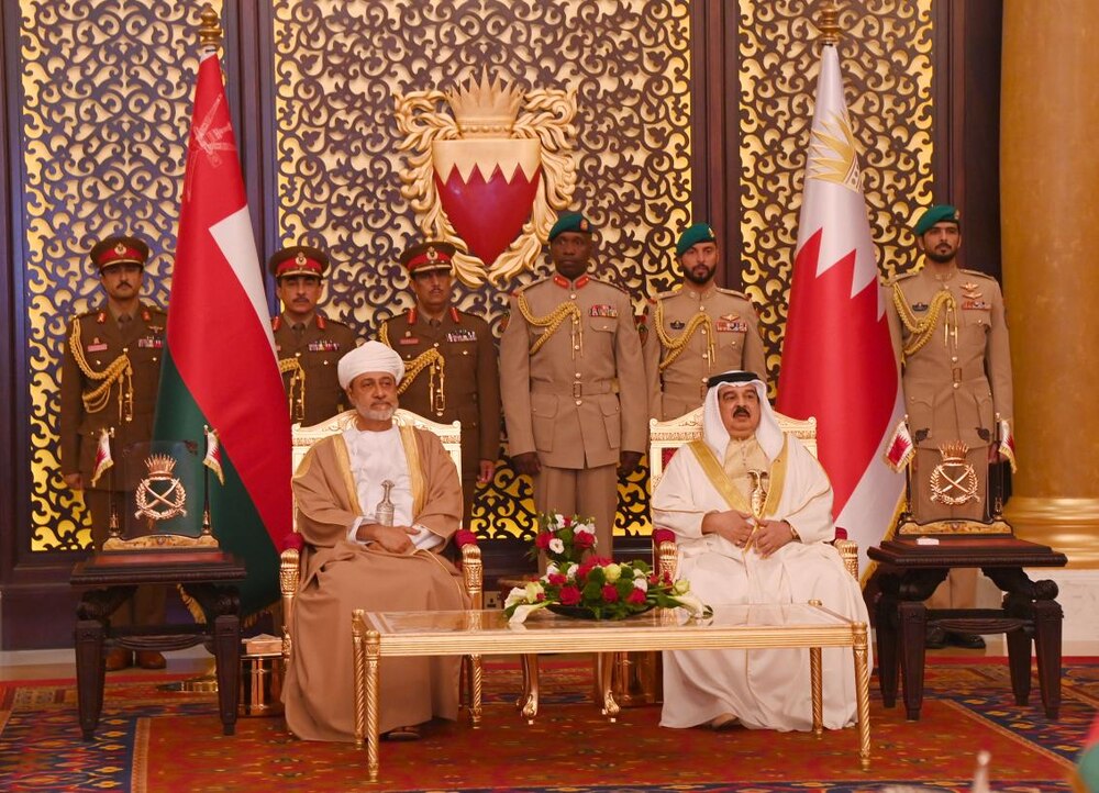 صور من مراسم استقبال جلالة السلطان في البحرين