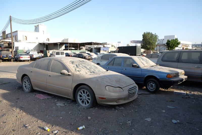 سحب “سيارات مُهملة”.. وبلدية مسقط توضح الغرامات على مالكيها