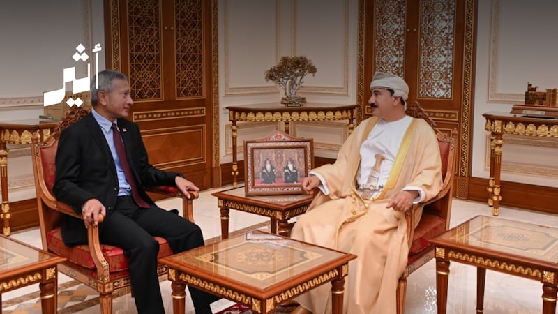 وزير المكتب السلطاني يبحث مع وزير خارجية سنغافورة الأوضاع الإقليمية