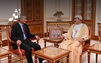 وزير المكتب السلطاني يبحث مع وزير خارجية سنغافورة الأوضاع الإقليمية