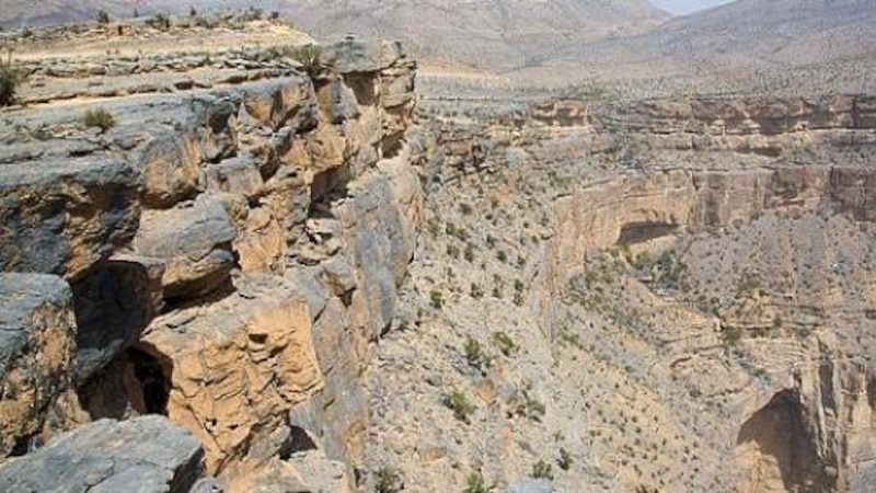 سقوط مواطن من على جبل شمس