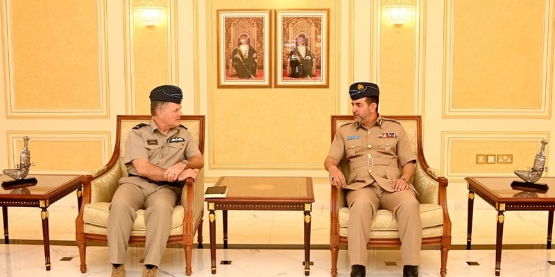 مسؤول عسكري بريطاني يزور سلطنة عمان