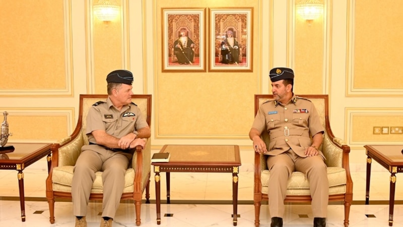 مسؤول عسكري بريطاني يزور سلطنة عمان