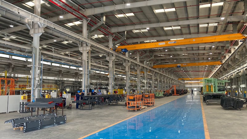 بالصور: مشروع عماني-قطري يبدأ الإنتاج