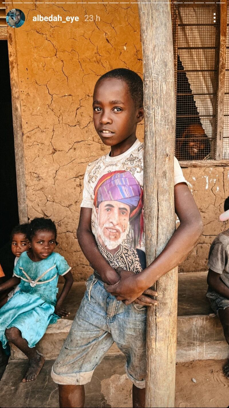 صورة للسلطان قابوس في تنزانيا تحقق تفاعلًا، فما قصتها؟