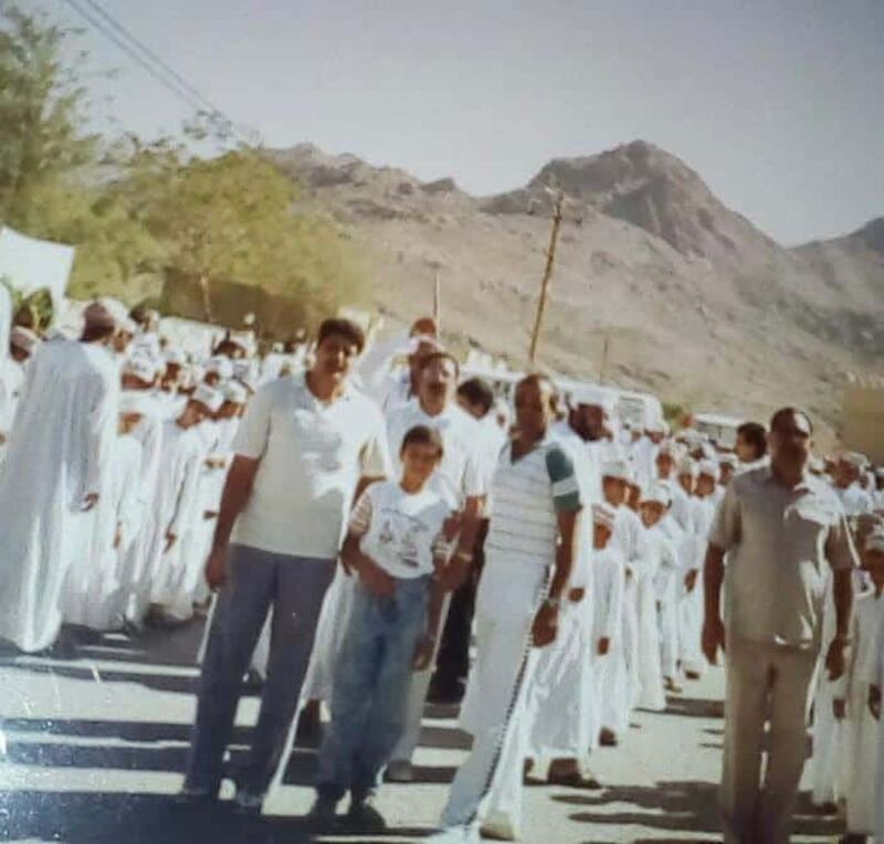 التقاه بعد مضي 30 عامًا: عُماني يصف لقاءه بأستاذه الذي حببه في الرياضيات حتى أصبح معلمًا لها