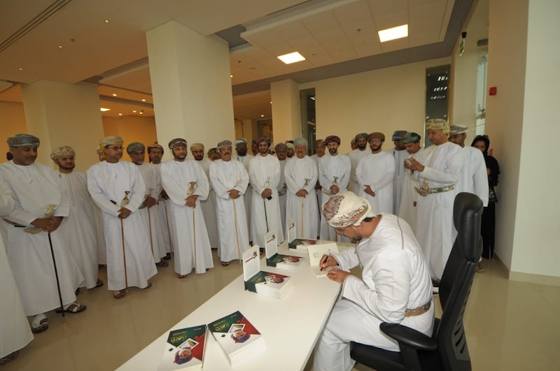 كتاب ” المُلهم.. قابوس بن سعيد ” يحط رحاله بظفار