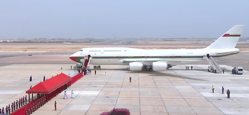 جلالة السلطان يغادر السلطنة؛ فمن هم المودِّعون لجلالته في المطار السلطاني؟