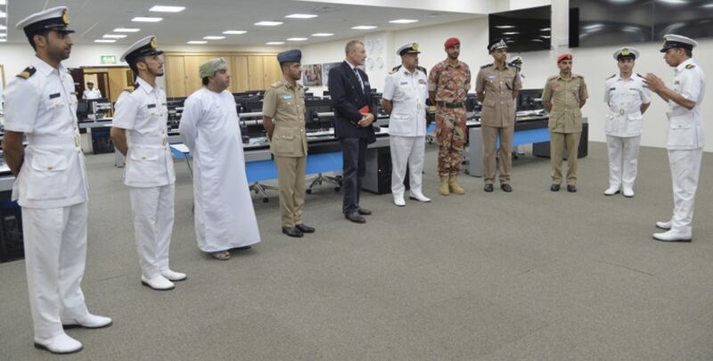 آمر كلية ساندهيرست العسكرية يزور مركز الأمن البحري