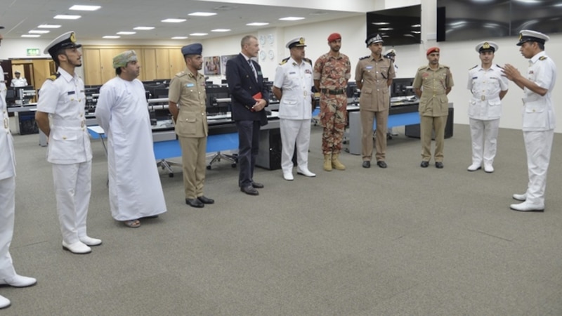 آمر كلية ساندهيرست العسكرية يزور مركز الأمن البحري