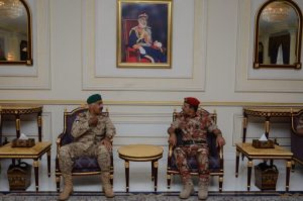 بالصور: رؤساء الأركان الخليجيون يصلون السلطنة