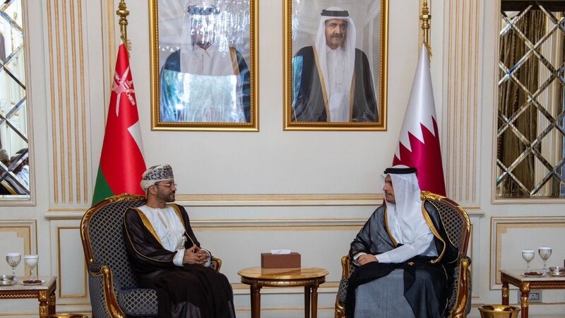 السيد بدر يلتقي برئيس مجلس الوزراء القطري