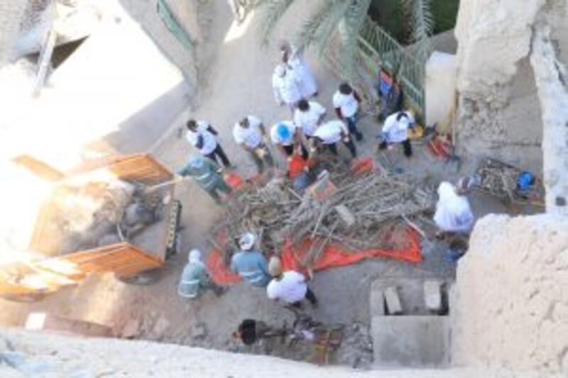 بالصور: معسكر شبابي لإحياء حارة قديمة في أدم