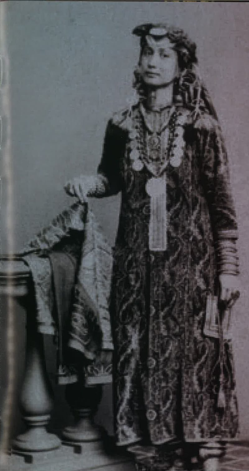 بالصور: تنوع زاهٍ بين أنماط الزي النسائي للمرأة العمانية