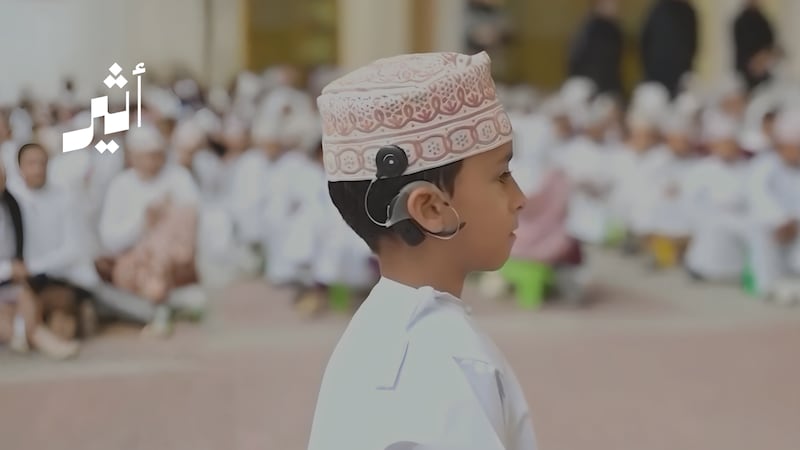 الطفل ناصر يحمل قصة مع السمع كيف استطاع أن يندمج مع أقرانه في المدرسة