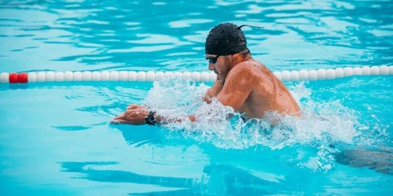 خبير عماني يُعطيك دروسًا في كيفية الطريقة الصحيحة للسباحة والاستمتاع بها