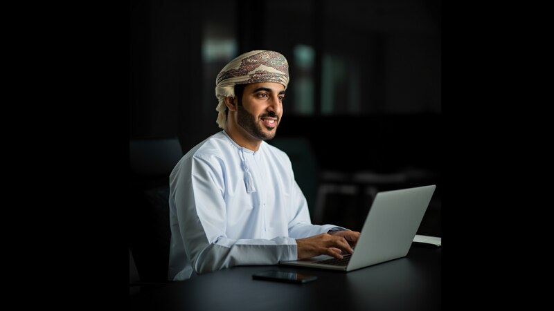 بنك ظفار يستثمر في كوادره عبر برامج تطويرية رائدة
