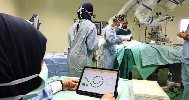 بعملية هي الأولى من نوعها:  4 مرضى يستعيدون جزءًا من سمعهم 