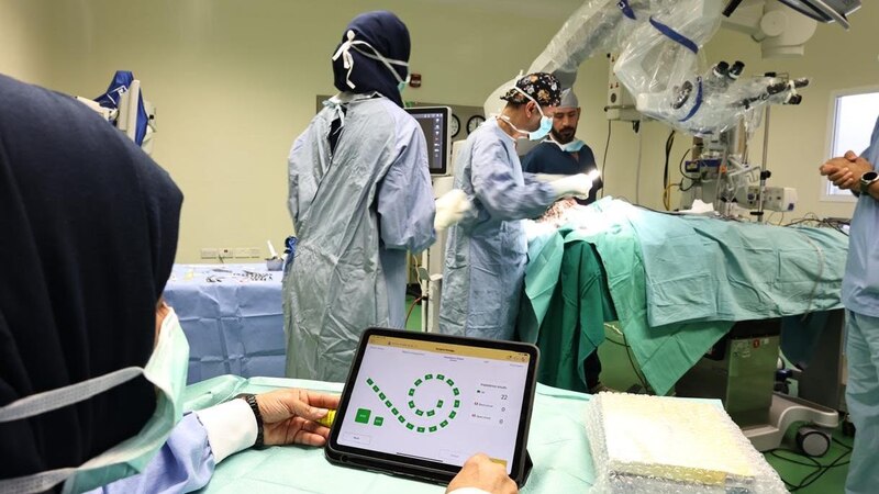 بعملية هي الأولى من نوعها: 4 مرضى يستعيدون جزءًا من سمعهم
