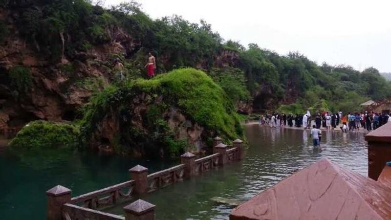 لماذا تُعدّ عين جرزيز من المزارات السياحية في ظفار؟