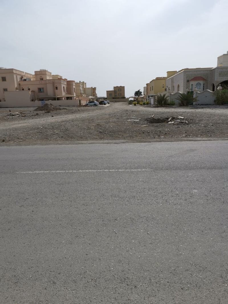 رصف الطرق الداخلية بـ “رابعة المعبيلة الجنوبية” يُثير الأسئلة والاستغراب