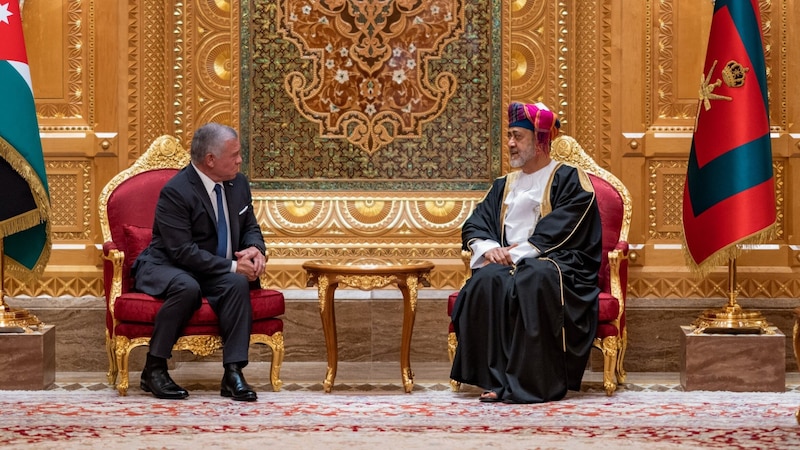 جلالة السلطان يهنئ ملك الأردن