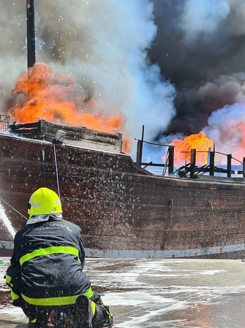 بالصور: السيطرة على حريق في سفينة خشبية