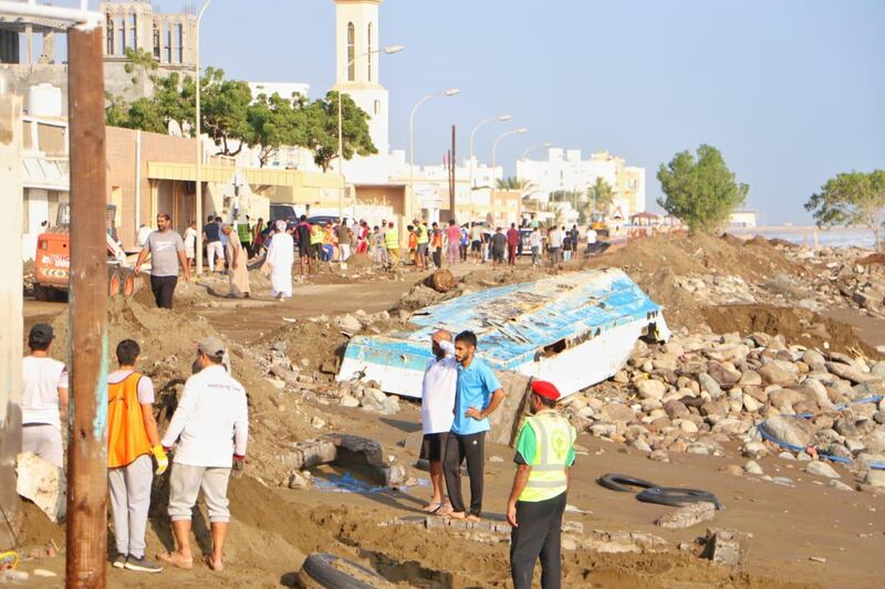 بالصور: شباب يطلقون حملة #صحار_أجمل