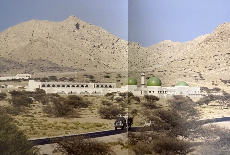 صورة لمبنى المعهد بعد الانتهاء من إنشائه في أبريل 1973. كتاب مسقط