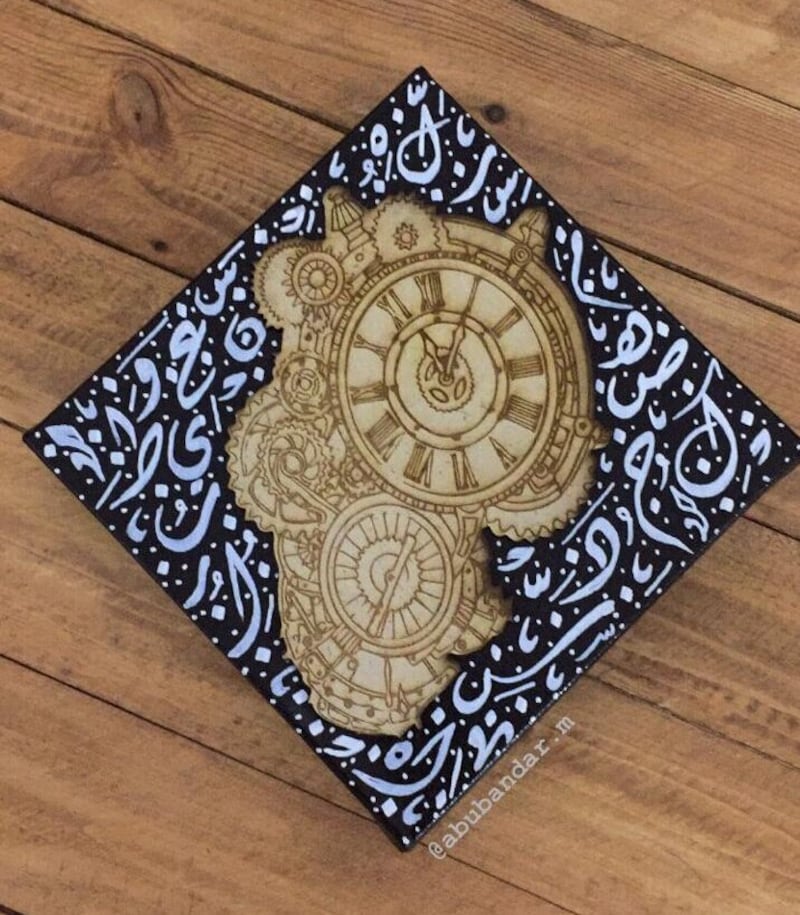 خطاطٌ عُماني..ألهمه الحرفُ فأصبح عاشقًا لتشكيلِه