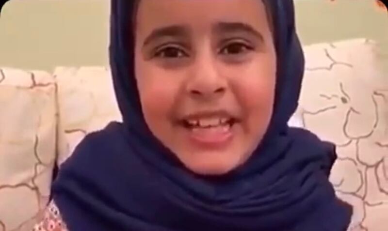 بفرحة طفولية: “التاجرة الصغيرة” تعبر عن امتنانها للسيدة الجليلة