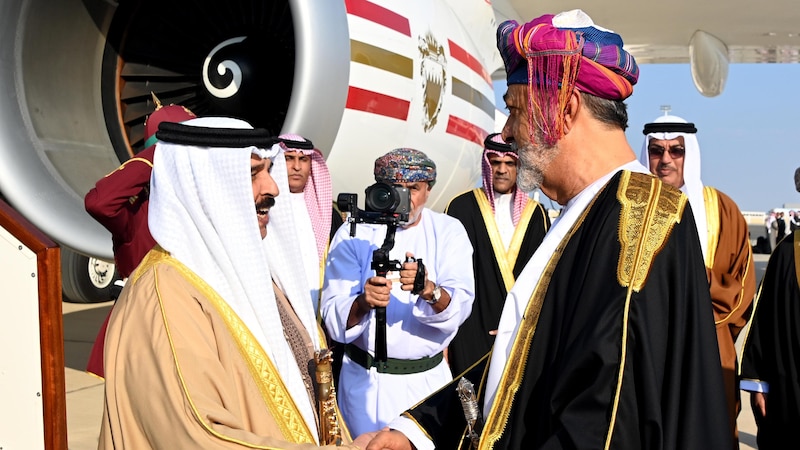 جلالة السلطان في مقدمة مستقبلي ملك البحرين