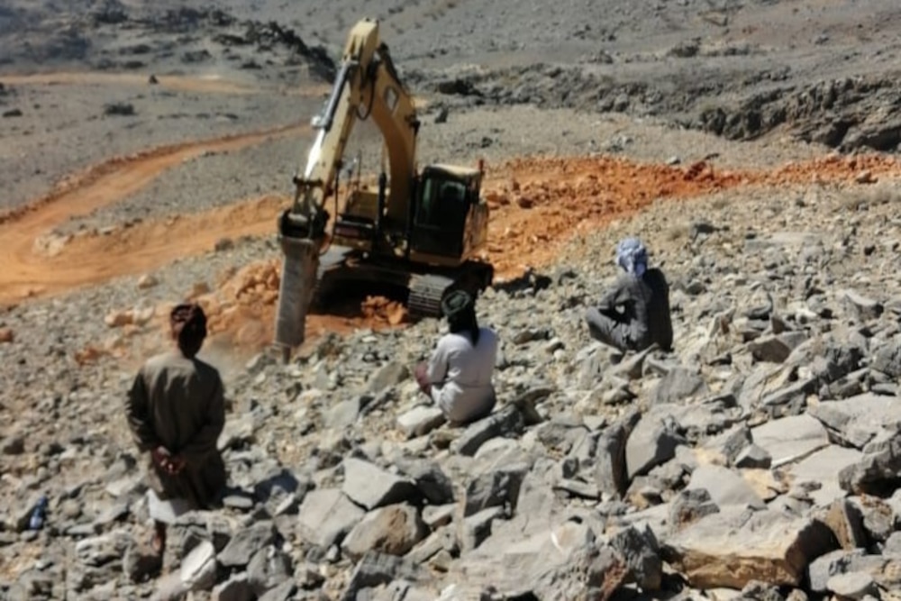 نموذجٌ للتكاتف المجتمعي: أهالي “تماه” يشقّون طريقًا انتظروه أكثر من 40 عامًا