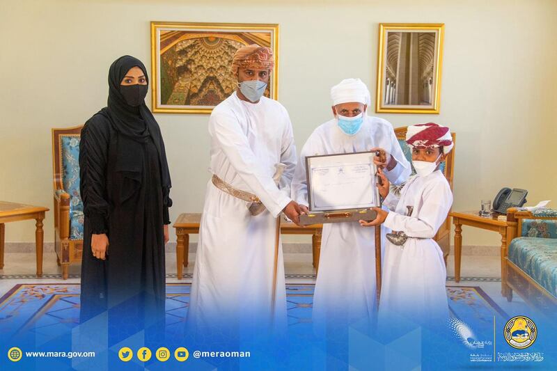 بالصور: سماحة الشيخ المفتي يكرم طفلا حفظ القرآن كاملا