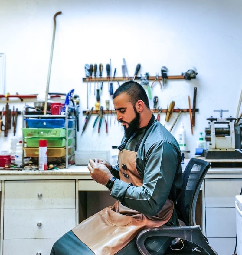 شاب عُماني يحوّل شغفه في صياغة الذهب إلى مهنة وتجارة، فما حكايته؟