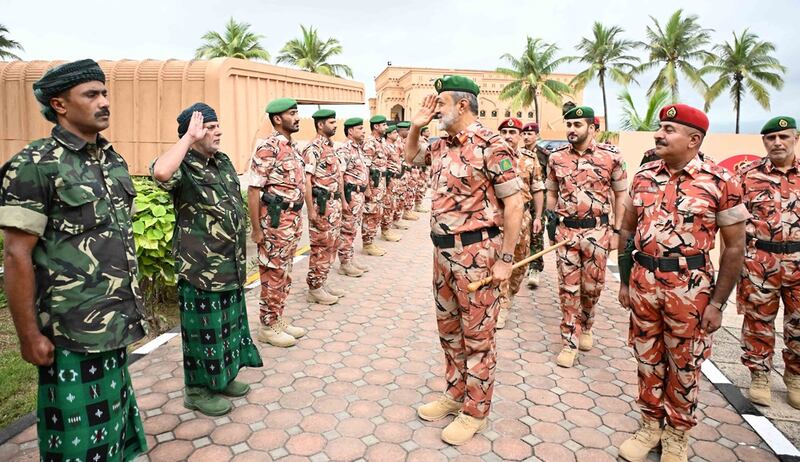 بالصور: جلالة السلطان يزور قيادة قوات الفرق بالجيش السلطاني العماني 