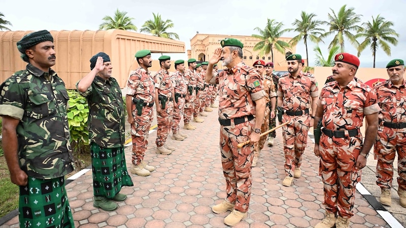 بالصور: جلالة السلطان يزور قيادة قوات الفرق بالجيش السلطاني العماني