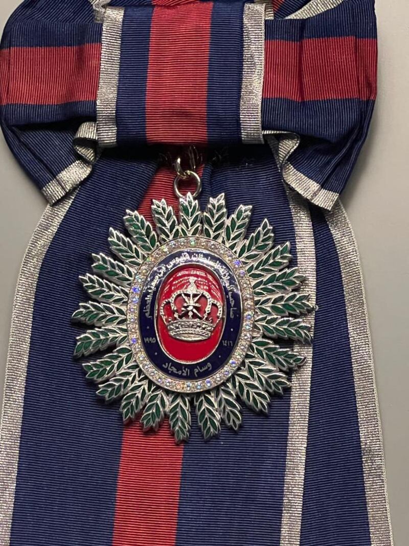 تعرف على بدلة السلطان قابوس التي تُعدّ أرفع أنواع البدلات العسكرية