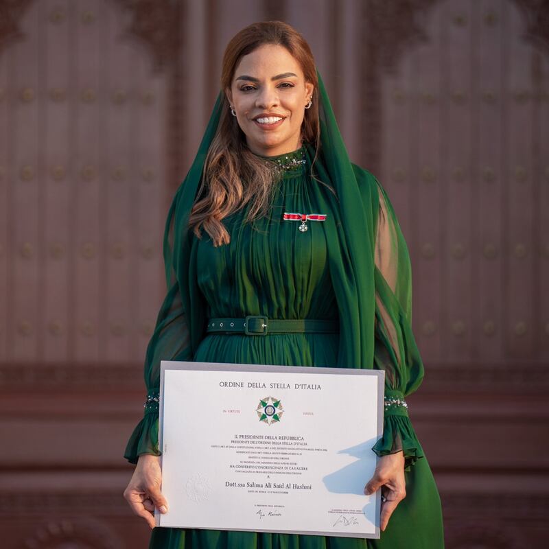 بالصور: رئيس إيطاليا يمنح عمانية وسامًا